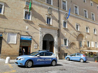 Caos a Macerata, lancia lastra di cemento ai poliziotti: gambiano fermato con teaser